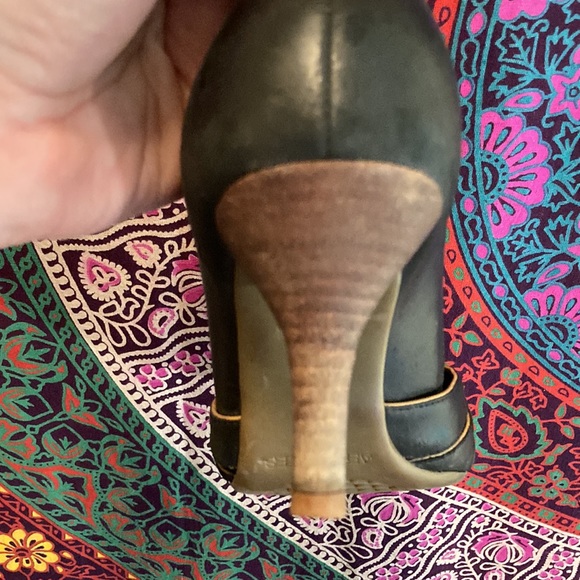 Size 8.5 (I believe) Aerosole Leather Open Toe Pumps w Wooden Heel - Picture 9 of 12